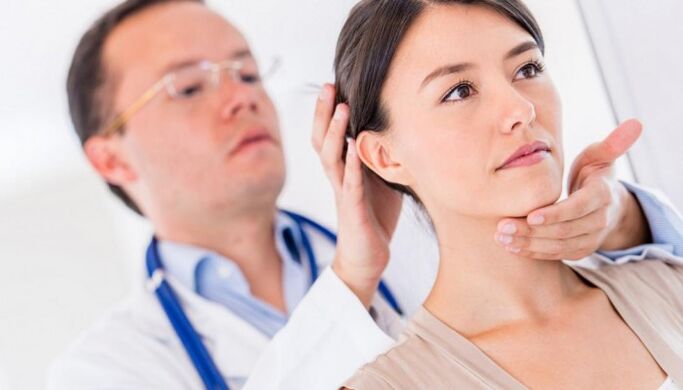 O médico examina a un paciente con dor no pescozo