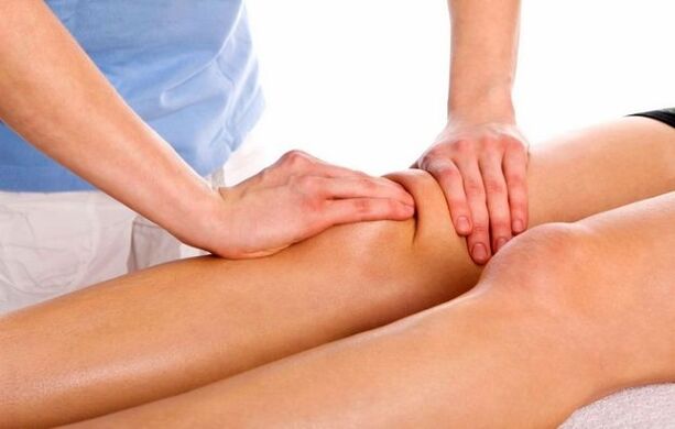A masaxe da articulación do xeonllo axudará a aliviar as manifestacións de artrose do xeonllo