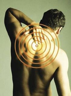 A dor nas costas que empeora ao inhalar é un síntoma de osteocondrose torácica
